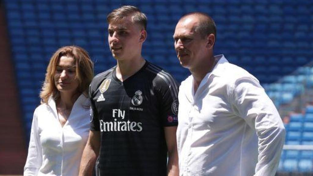 Andriy Lunin, con sus padres durante su presentación como jugador del Real Madrid.