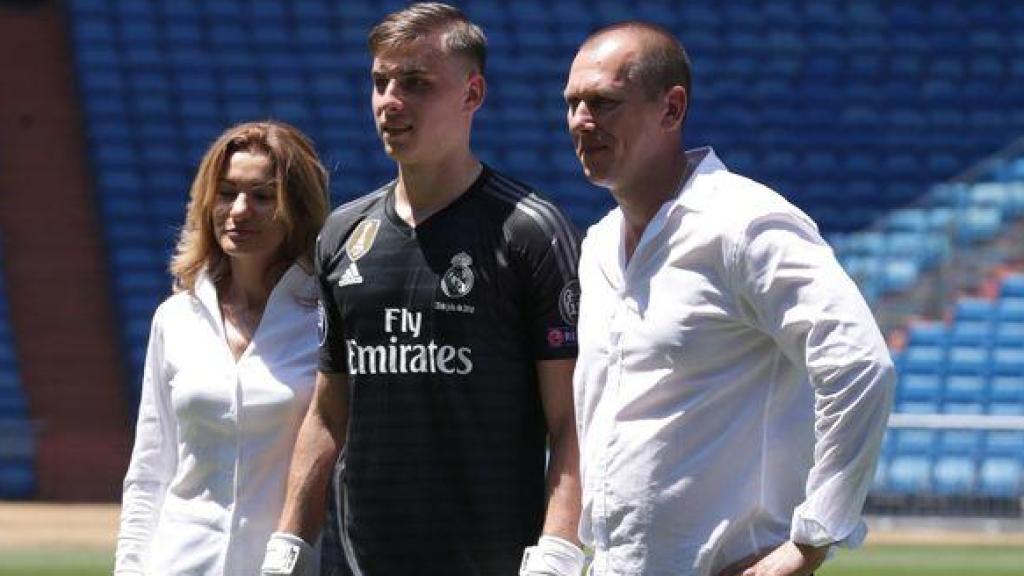 Andriy Lunin, con sus padres durante su presentación como jugador del Real Madrid.