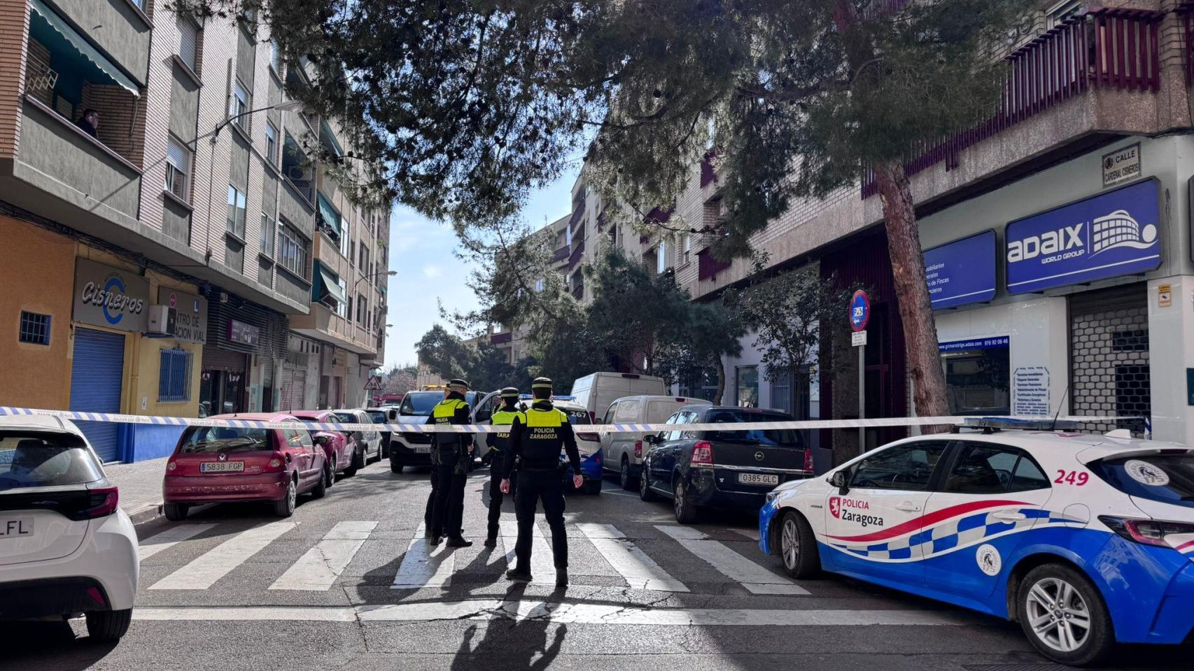 Coches de policía en el lugar del asesinato