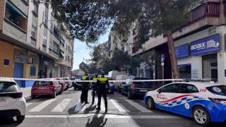 Coches de policía en el lugar del asesinato