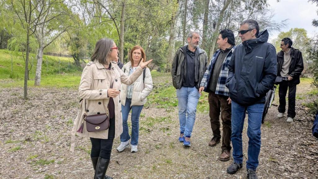 Las concejalas Montserrat Muro, Flora Bellón, y María Jesús Pérez se han sumado a la actividad organizada por la Plataforma 'Talavera Natural en Acción' en defensa de la Isla de los Molinos de Arriba.