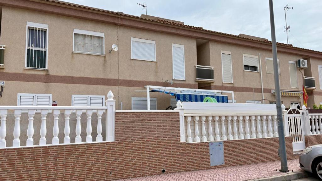 La vivienda se encuentra en la urbanización Los Naranjos.