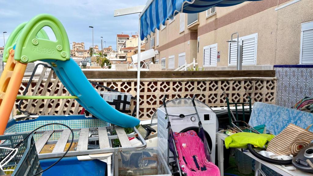 El patio de la vivienda se encontraba lleno de objetos.
