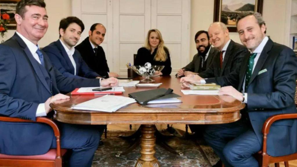 Gabriel Ariza Rossy (segundo por la izquierda), Marion Maréchal (centro)  y Kiko Méndez-Monasterio (derecha), en la firma del acuerdo para poner en marcha el ISSEP en España.