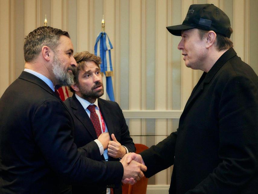 Santiago Abascal and Gabriel Ariza with dueño de Tesla and X, Elon Musk.