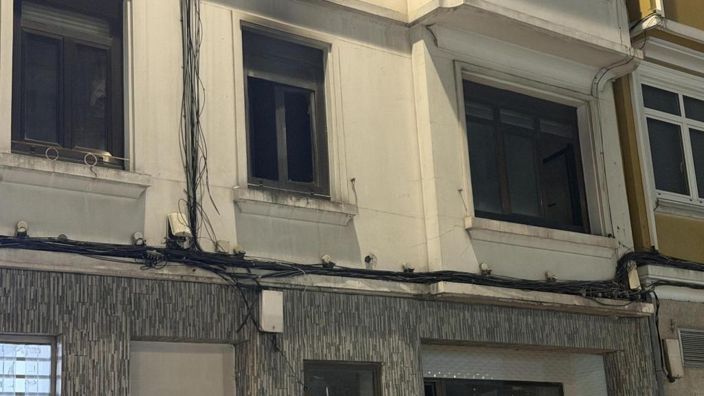 Aspecto exterior de la ventana de la habitación donde se produjo el incendio.