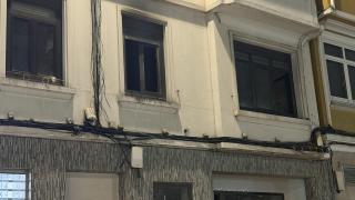 Aspecto exterior de la ventana de la habitación donde se produjo el incendio.