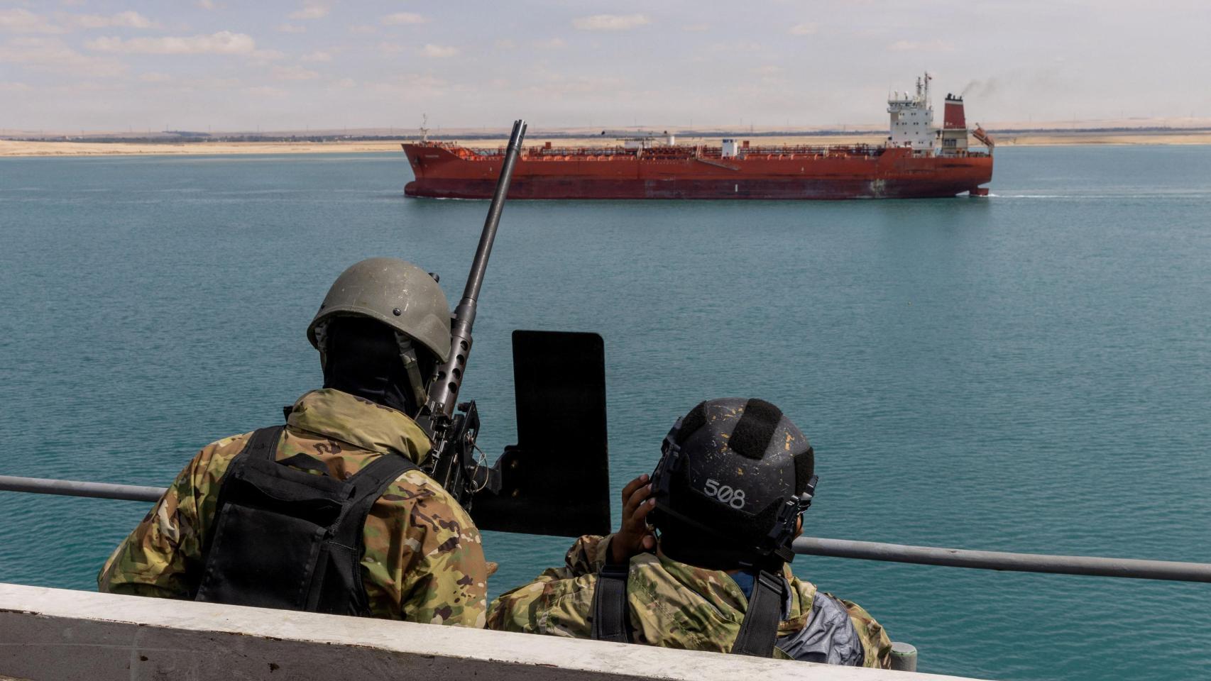 Marineros de la Armada de los Estados Unidos realizan vigilancia desde una pasarela del portaaviones USS Gerald R. Ford mientras transita por el Canal de Suez.