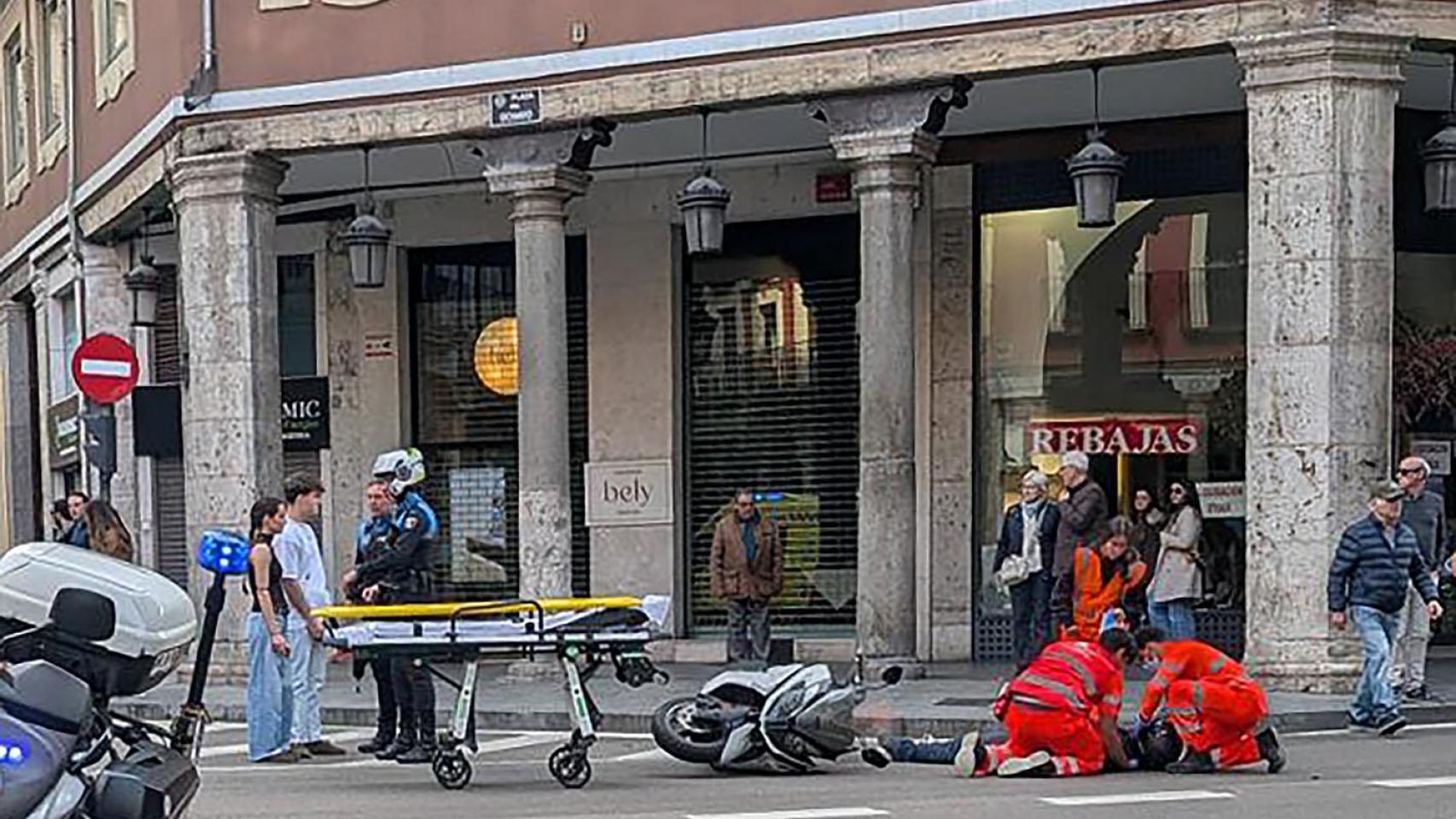 Los sanitarios atienden al motorista herido en Valladolid