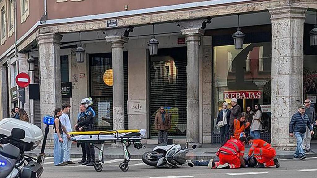 Los sanitarios atienden al motorista herido en Valladolid