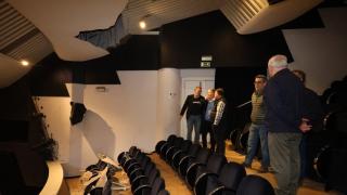 El alcalde de Pontevedra y los técnicos municipales acuden al lugar del desprendimiento del falso techo.