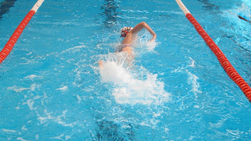 Un deportista practicando natación