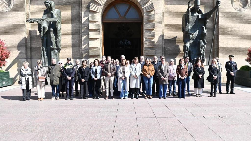 La ciudad de Zaragoza guarda un minuto de silencio por Silvia, la última víctima de violencia machista.