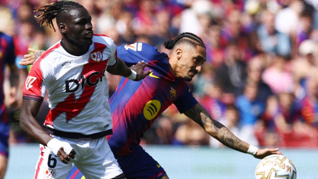 Raphinha pelea con Ciss para recuperar el balón.