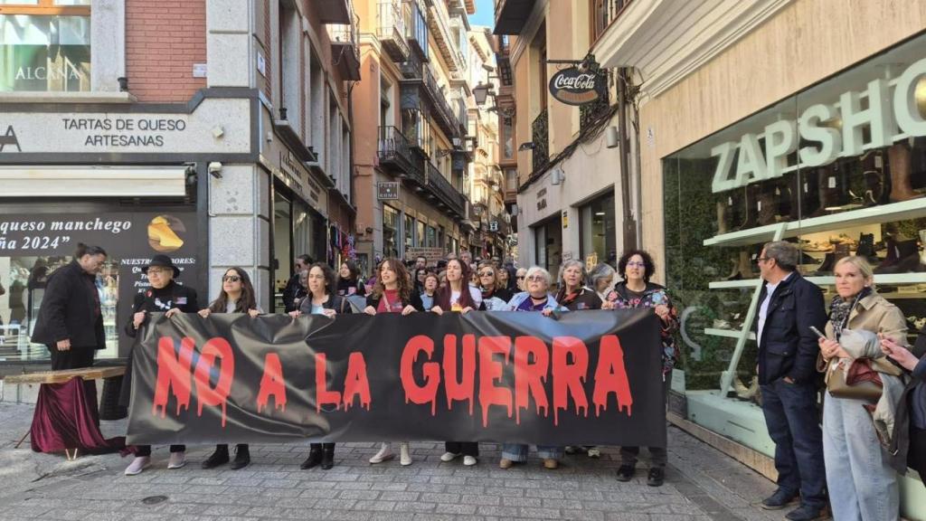 La marcha contra las guerras ha recorrido las principales calles del Casco Histórico de Toledo.