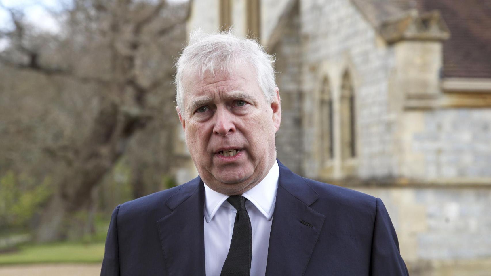 El expríncipe Andrés ha sido fotografiado en las inmediaciones de Sandringham 30 días después de su detención.