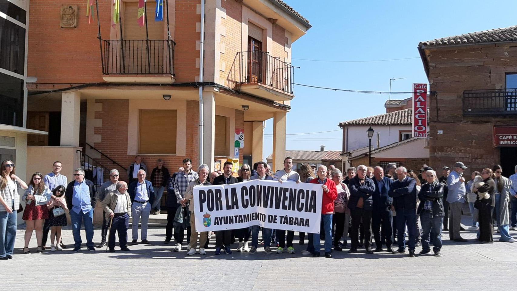 Concentración en Tábara (Zamora), en repulsa por la agresión a un militante socialista