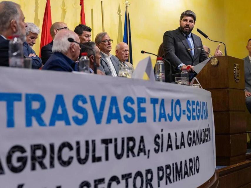 López Miras, en mayo de 2025, clausurando un acto en defensa del trasvase Tajo-Segura organizado por el Sindicato Central de Regantes.