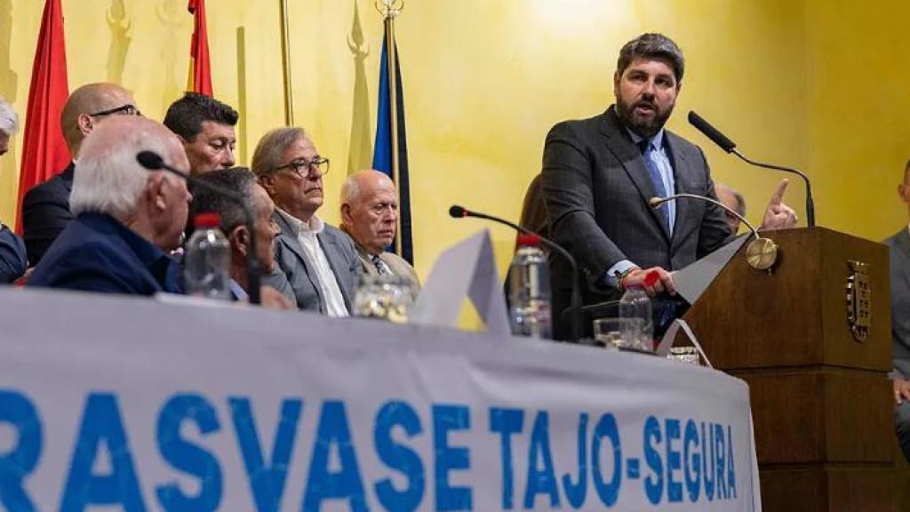 López Miras, en mayo de 2025, clausurando un acto en defensa del trasvase Tajo-Segura organizado por el Sindicato Central de Regantes.