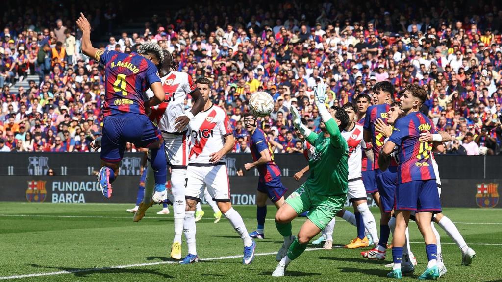 Araujo remata un centro que acaba suponiendo el único gol del partido.