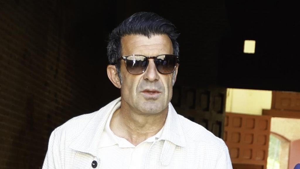 Luis Figo con gafas de sol.