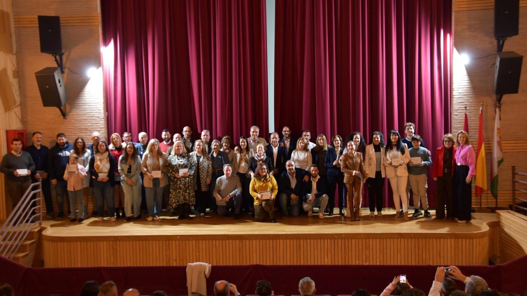 Foto de familia de los reconocimientos empresariales entregados por el Ayuntamiento de Almadén.