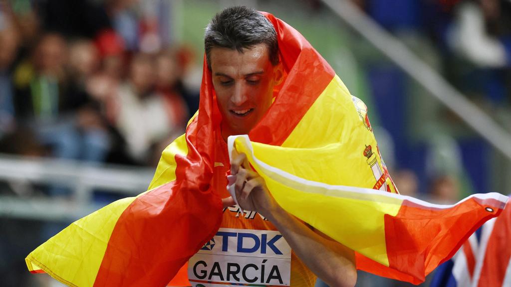 Mariano García con la bandera de España tras acabar la carrera.