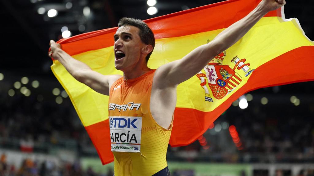 Mariano García celebrando su oro con la bandera de España.