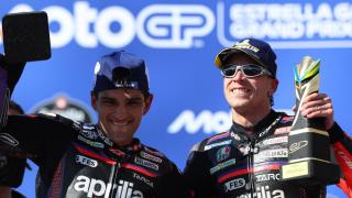 Jorge Martín y Marco Bezzecchi, pilotos de Aprilia, en el podio del Gran Premio de Brasil.
