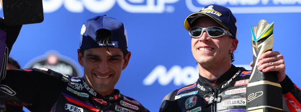 Jorge Martín y Marco Bezzecchi, pilotos de Aprilia, en el podio del Gran Premio de Brasil.