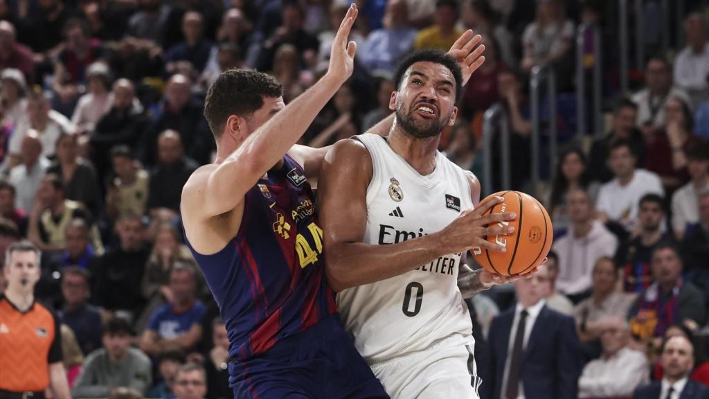 Lyles se lleva el balón ante Joel Parra en El Clásico.
