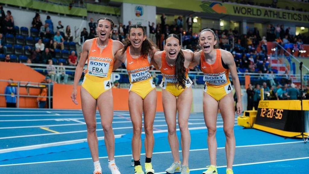 El equipo femenino de 4x400 en el Mundial de Atletismo de Pista Cubierta.