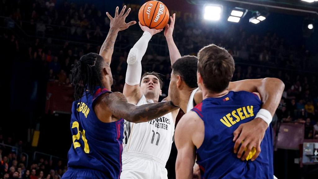 Hezonja se eleva para lanzar en El Clásico.