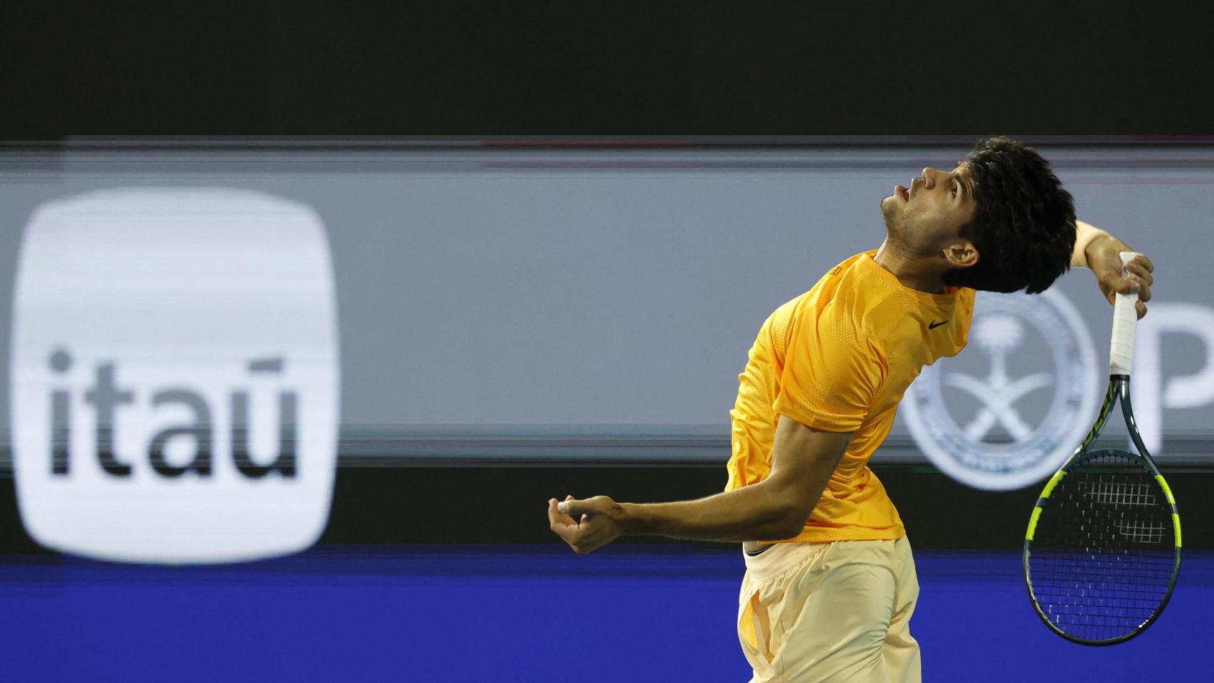 Carlos Alcaraz ejecuta un servicio en el Masters 1.000 de Miami.
