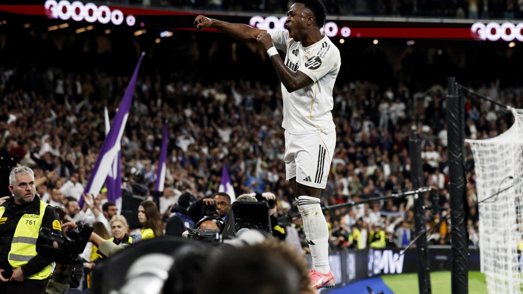 Vinicius celebra su segundo gol en el derbi madrileño