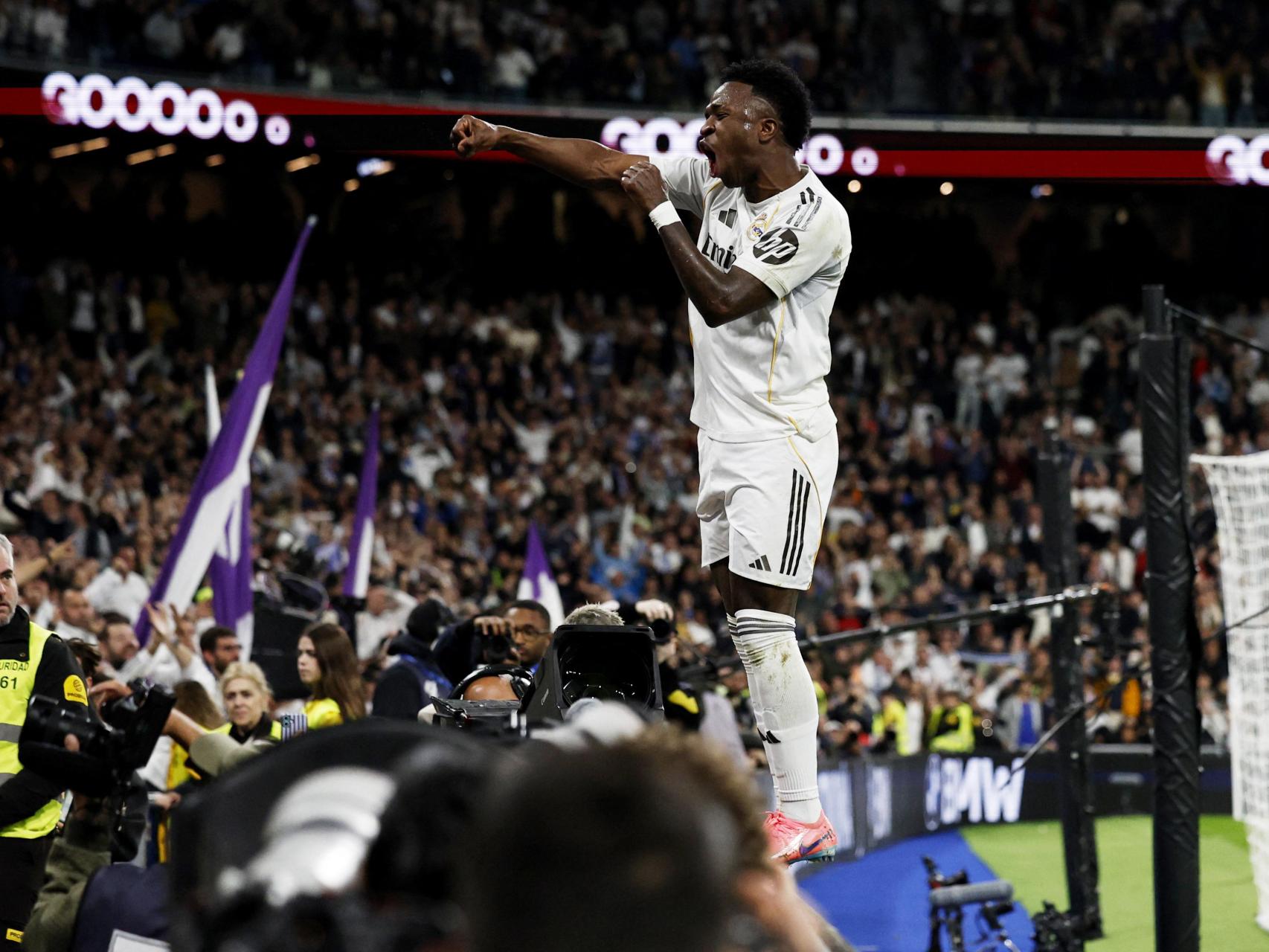 Vinicius celebra su segundo gol en el derbi madrileño