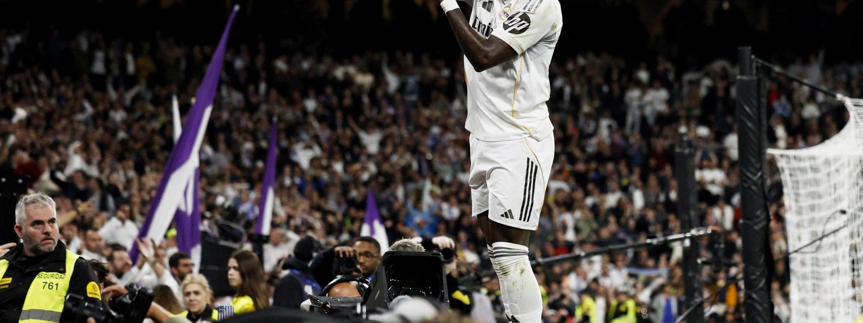 Vinicius celebra su segundo gol en el derbi madrileño