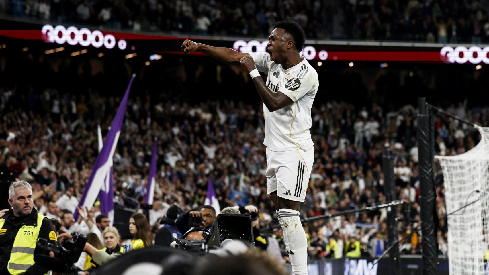 Vinicius celebra su segundo gol en el derbi madrileño