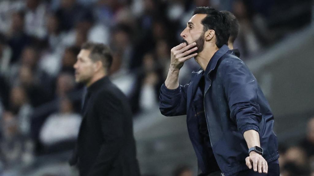 Arbeloa llama a sus jugadores durante el derbi, con Simeone de fondo