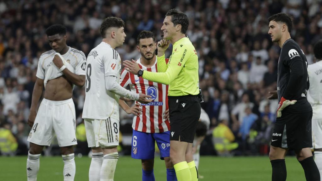 Fede Valverde argues with Munuera Montero after his expulsion in the derby