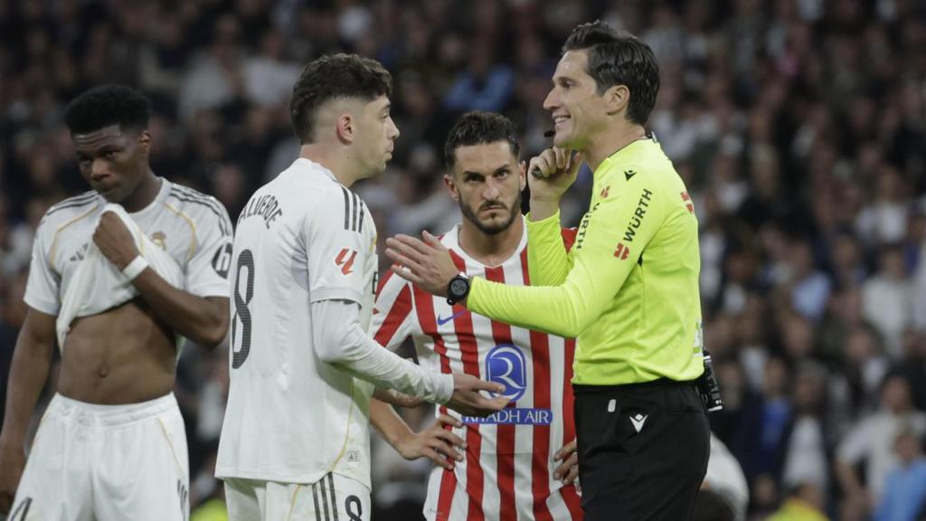 Fede Valverde discute con Munuera Montero tras su expulsión en el derbi