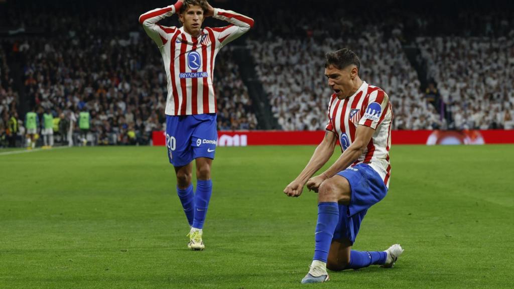 Nahuel Molina celebrates his goal against Madrid and Giuliano, behind, doesn't believe it