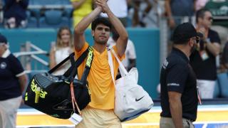 Carlos Alcaraz se despide del público en el Miami Open.