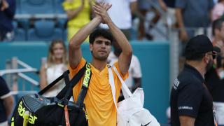 Carlos Alcaraz se despide del público en el Miami Open.