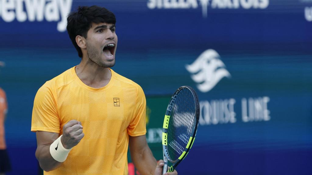 Alcaraz jugando en el Miami Open.
