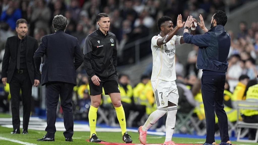Vinicius y Arbeloa se saludan durante el derbi ante el Atlético de Madrid