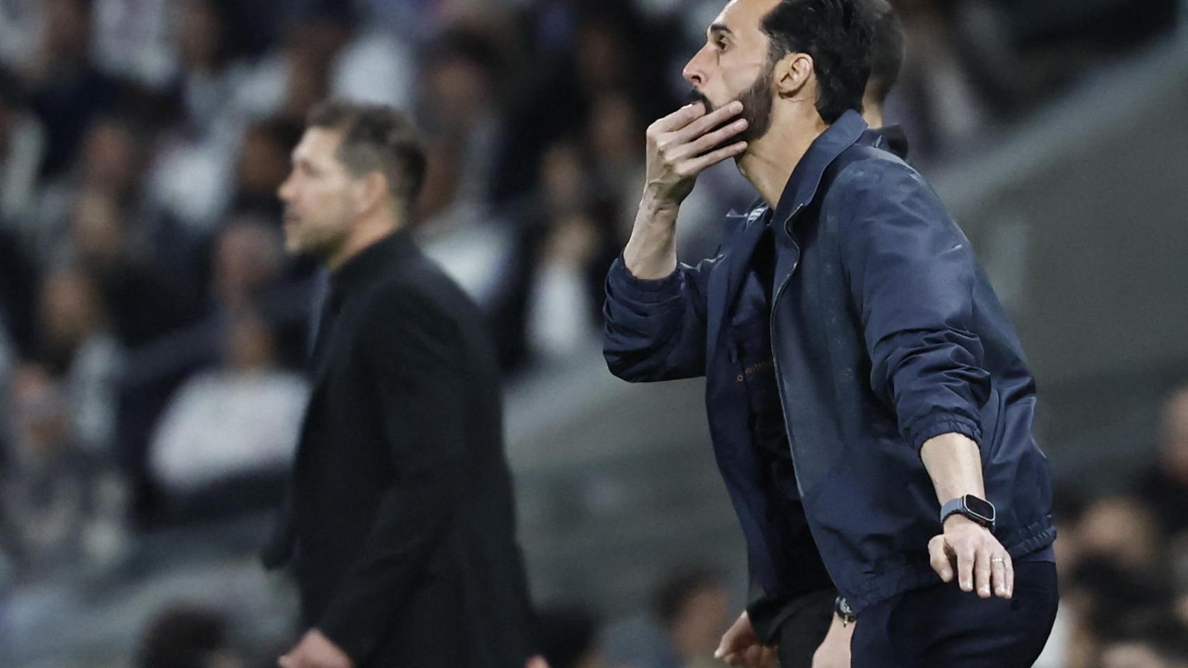 Arbeloa da instrucciones a sus jugadores.