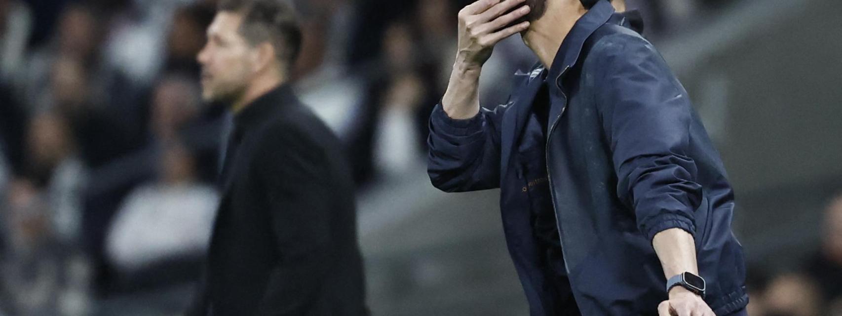 Arbeloa da instrucciones a sus jugadores.