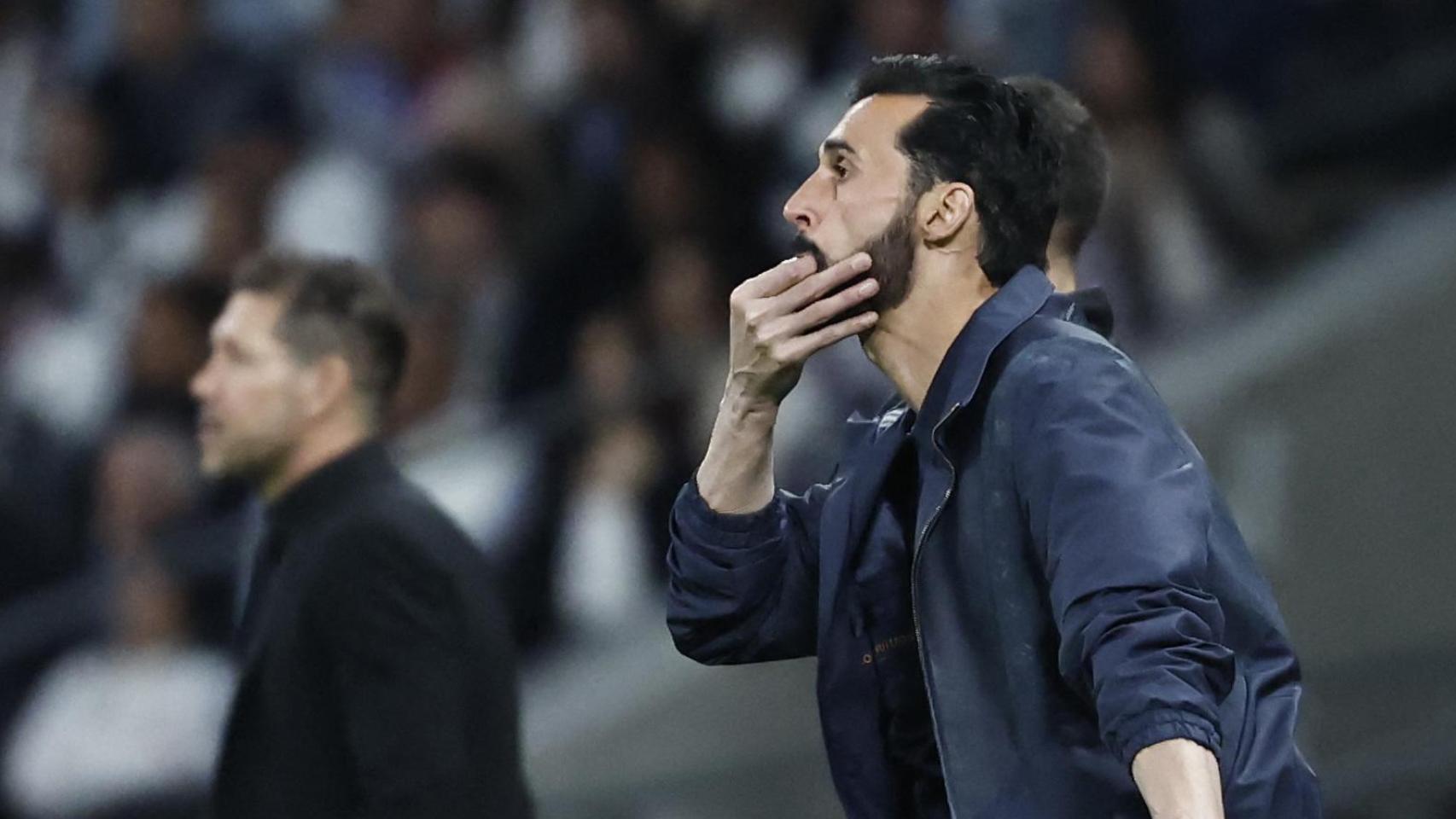 Arbeloa da instrucciones a sus jugadores.