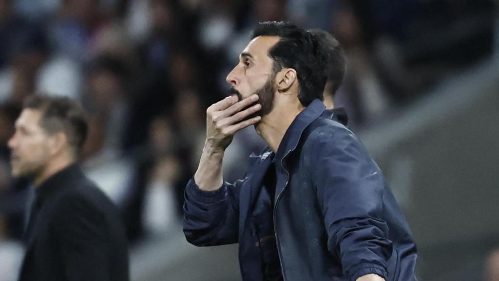 Arbeloa da instrucciones a sus jugadores.
